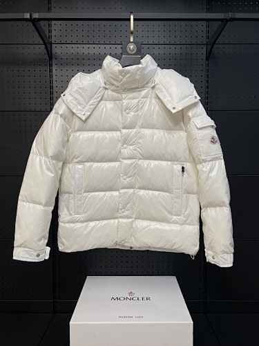 M7002 Moncler70